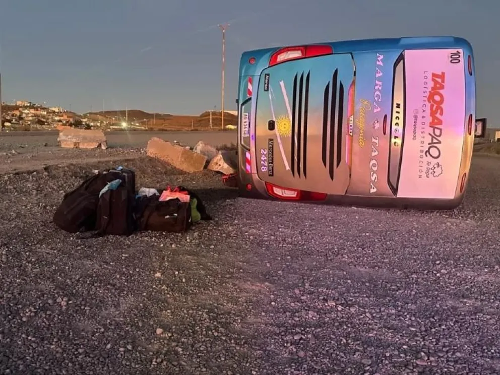 Un micro volcó en la Circunvalación y dejó 30 heridos