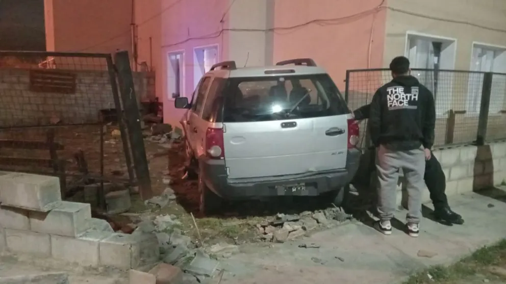 Conductor y acompañante heridos tras chocar contra una casa