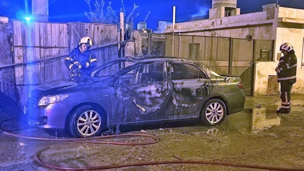 Un auto quedó totalmente destruido por un incendio en Trelew