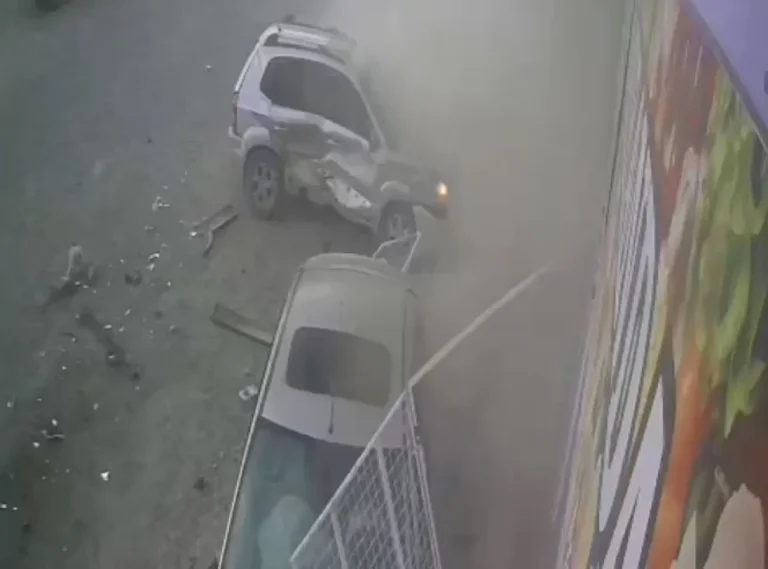 Dos hospitalizados tras el terrible accidente en barrio Centenario Km 14