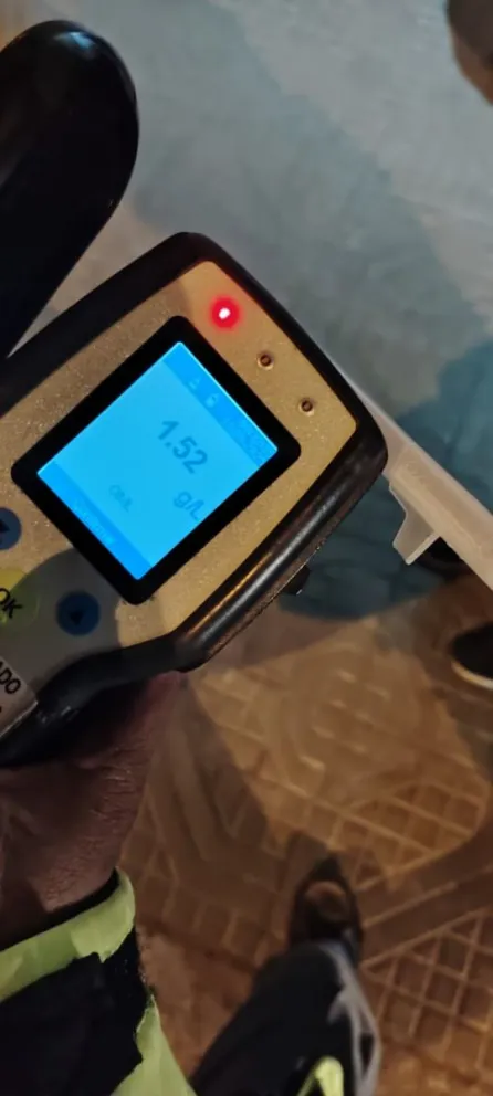 Dejó su auto en medio de la calle y dio positivo en alcoholemia