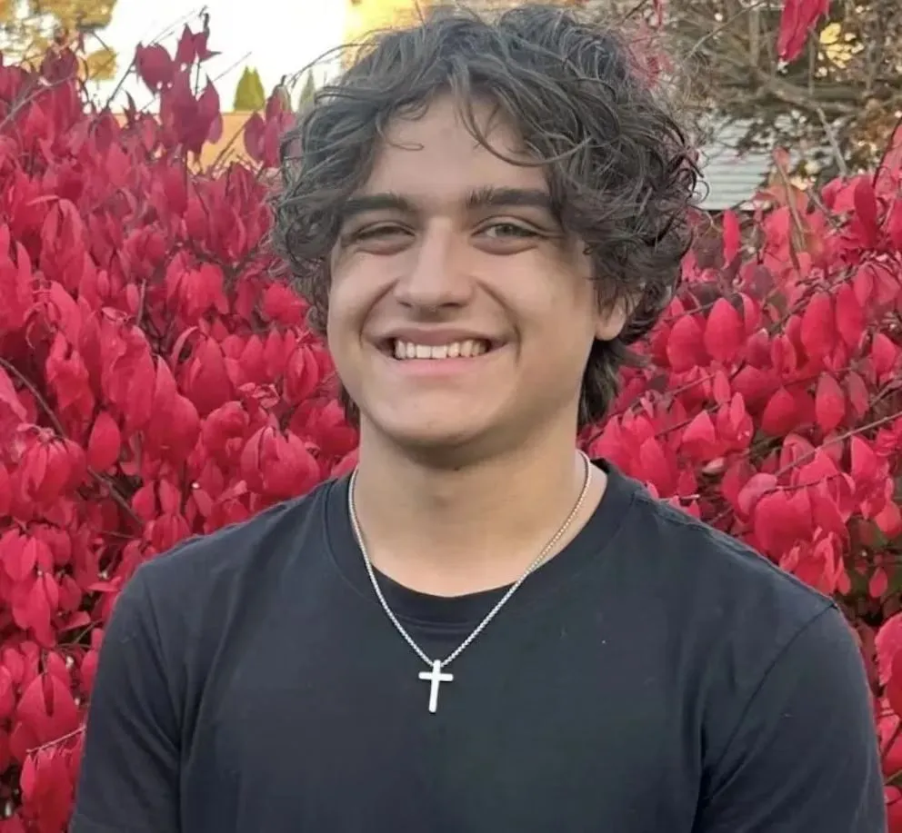 Un chico de 17 años falleció mientras participaba en un desafío de TikTok: salió disparado desde su vehículo y chocó con otro