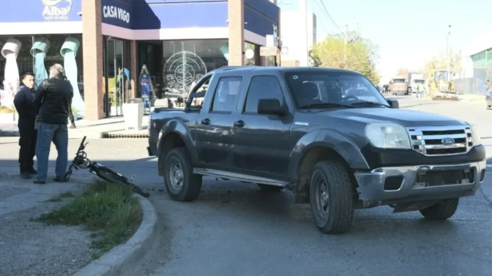 Ciclista herida tras ser embestida por una camioneta