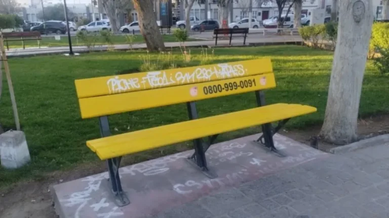 Vandalizaron el banco amarillo instalado por la prevención del suicidio