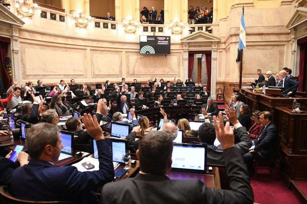 Senado aprueba reforma que limita el uso de DNU