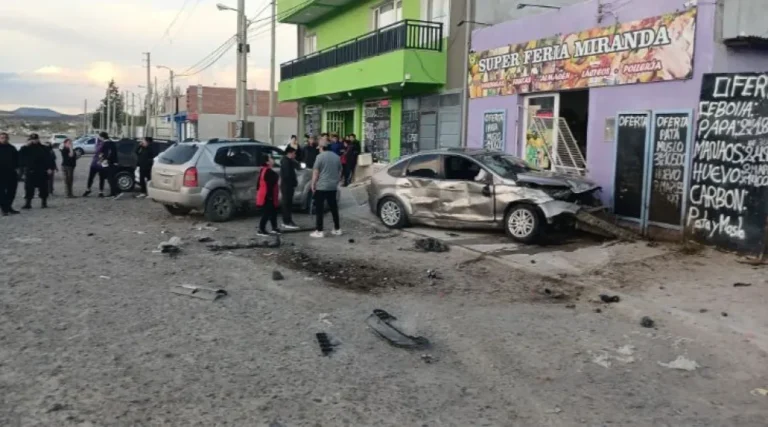 Km 14: Se despistó a gran velocidad y se estrelló contra autos estacionados