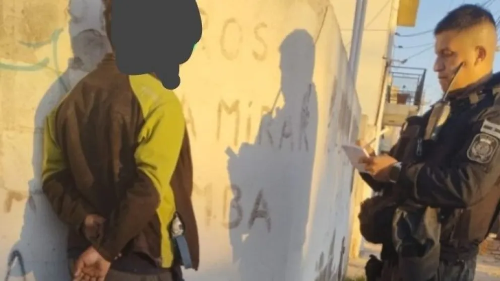 Un joven trepó un muro para robar cobre y fue detenido
