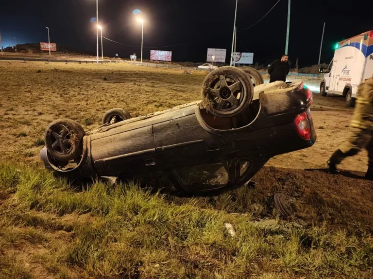 Volcó un auto con tres ocupantes en la rotonda de la ruta 3 y 26