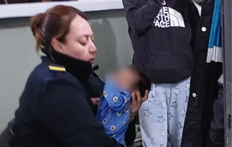 Una suboficial de policía le salvó la vida a un bebé que se asfixiaba