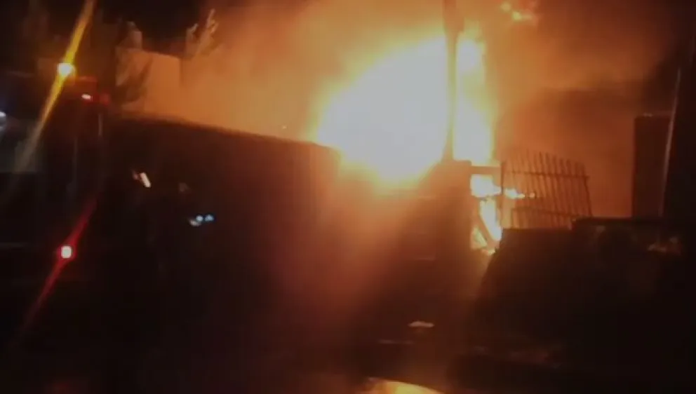 Dos incendios de viviendas en barrios Quirno Costa y Sismográfica