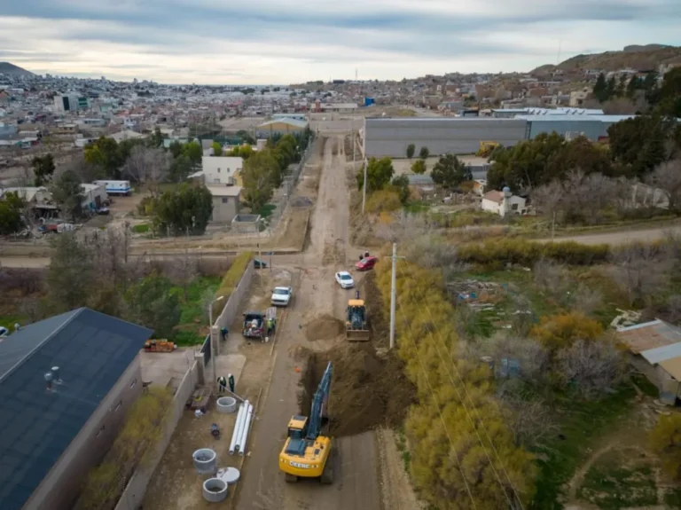 Con fondos propios la Municipalidad culminó el colector cloacal de la calle 748