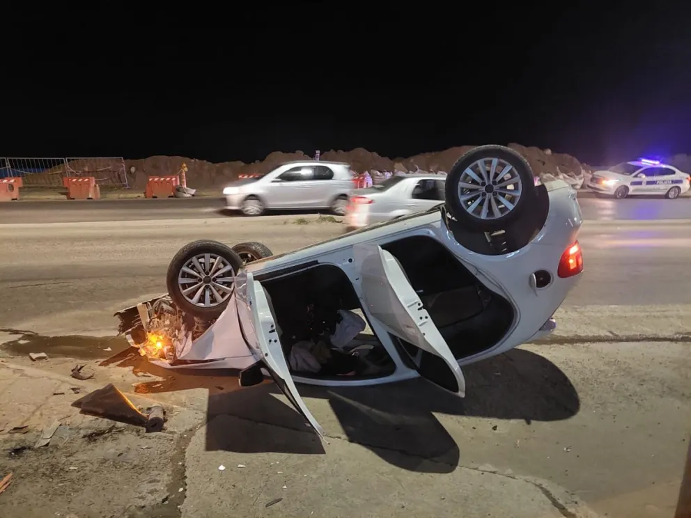 Corrían picadas y un auto volcó de madrugada