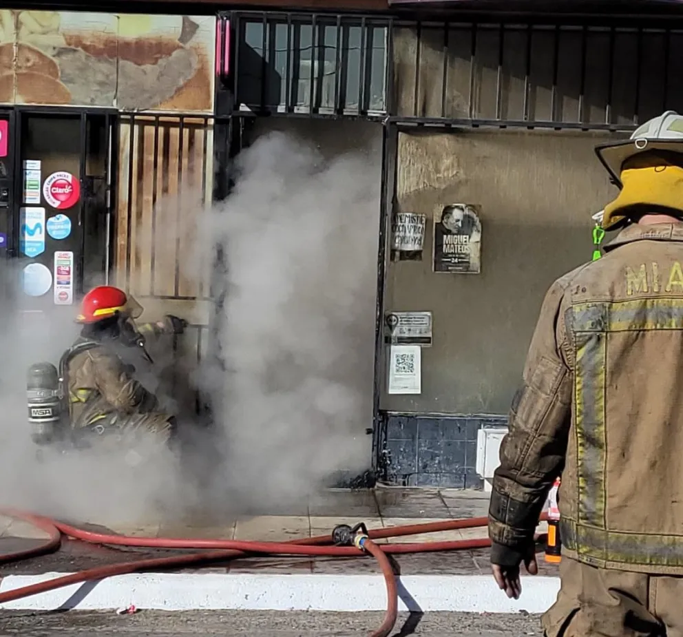 Incendio en local céntrico: se desplomó el cielorraso mientras trabajaban los bomberos