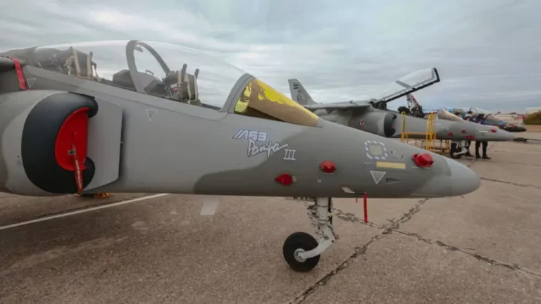 La fábrica de aviones enfrenta suspensiones y déficit operativo