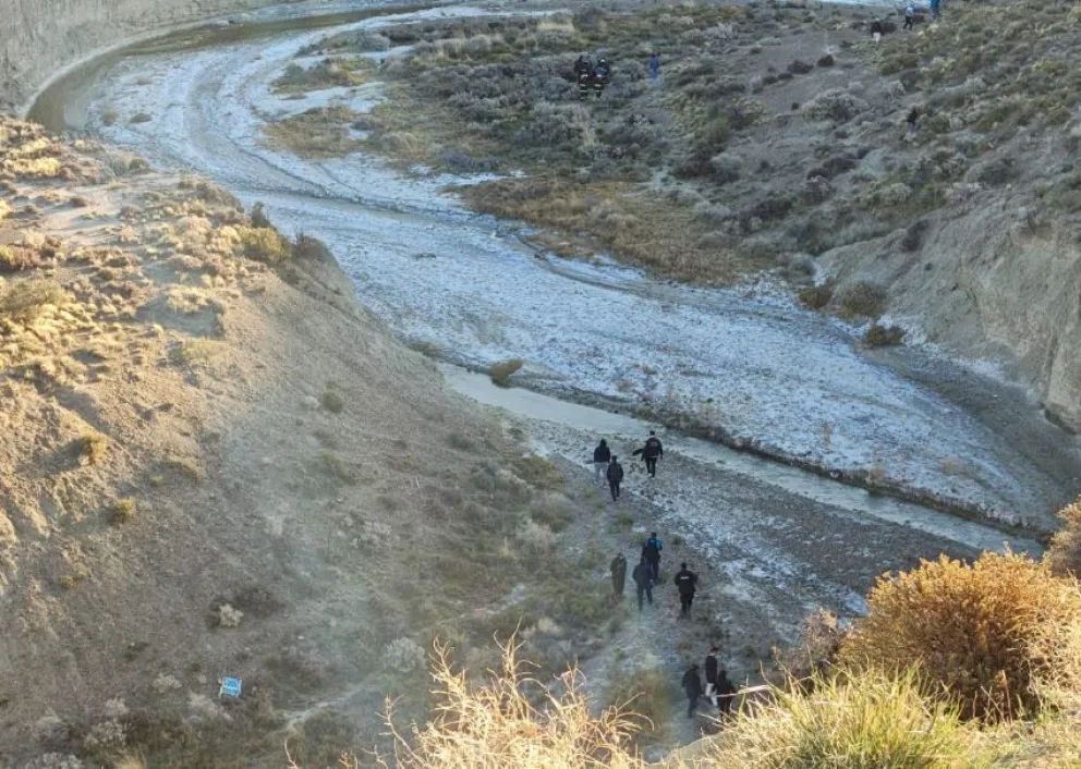 Investigan si el hombre que fue hallado muerto se cayó por el precipicio