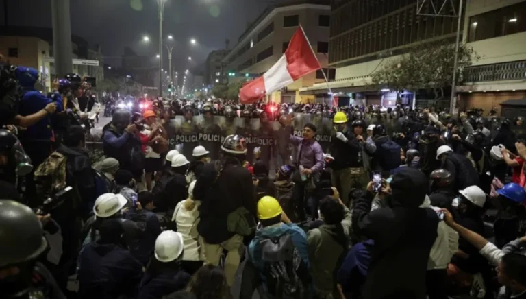 Perú: gases, balas de goma y denuncias por abuso policial en la ‘Marcha de la Generación Z