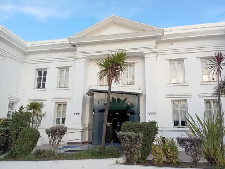 Inquietud en instituciones de kilómetro 3 ante la salida de YPF