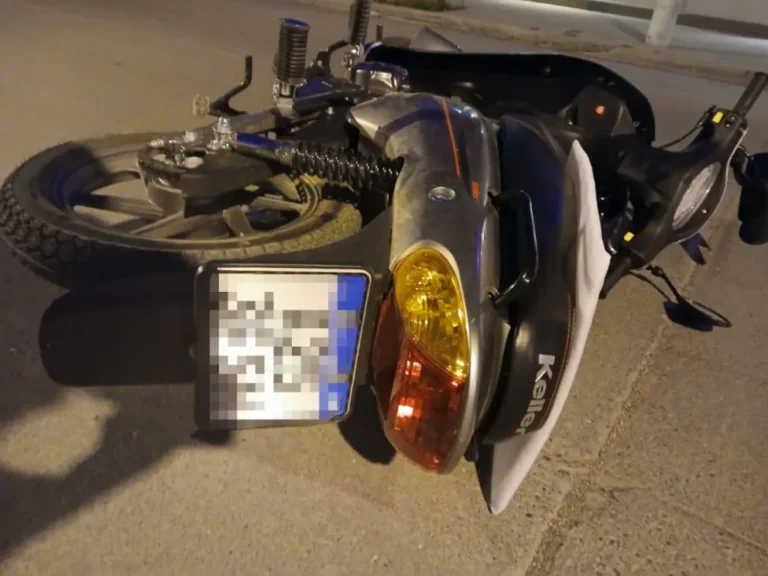 Sucesión de choques con motociclistas heridos en Trelew: uno fue colisionado por una ambulancia que lo abandonó