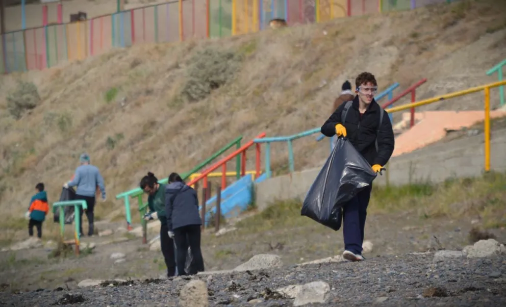 Adolescentes y jóvenes de Comodoro limpiaron las playas de Km3 en una jornada comunitaria