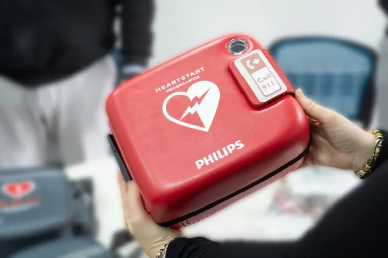 Rada Tilly incorpora nuevos desfibriladores y refuerza la prevención cardíaca en espacios públicos