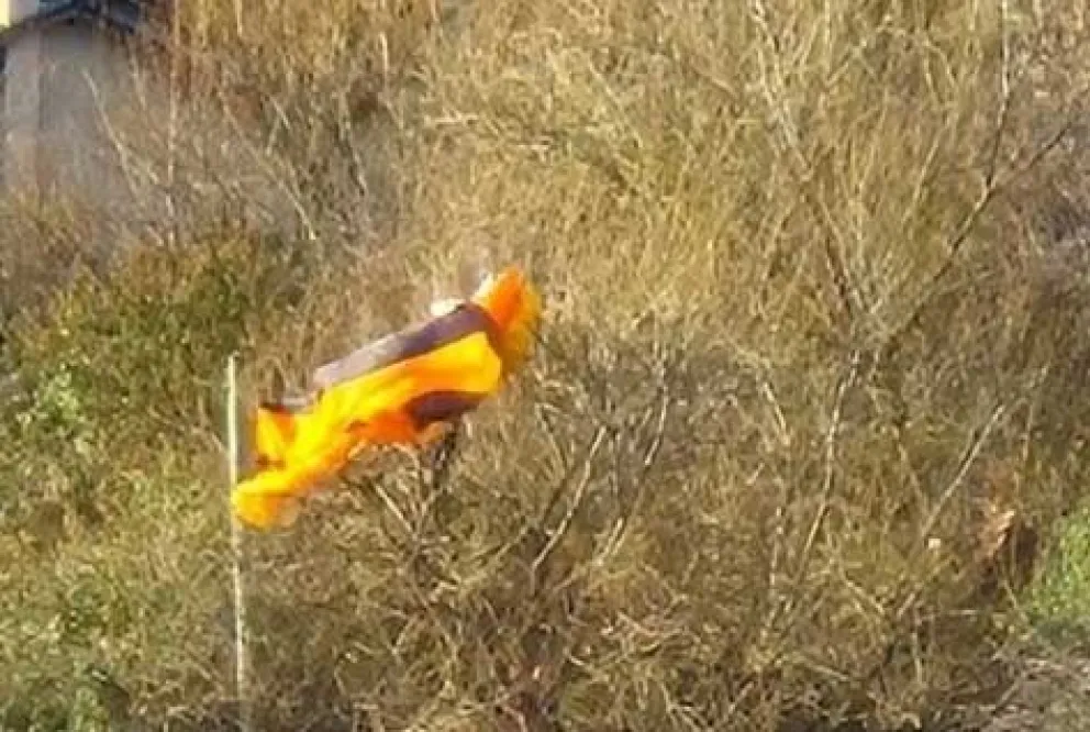 Un parapente quedó colgado de los árboles en Villa Turismo