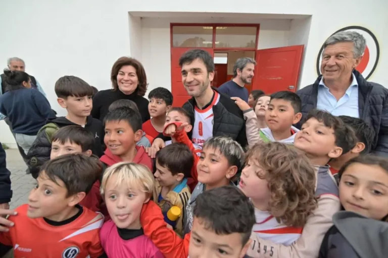 Torres reafirmó el apoyo provincial a los clubes barriales en su recorrido por el Club Huracán de Trelew
