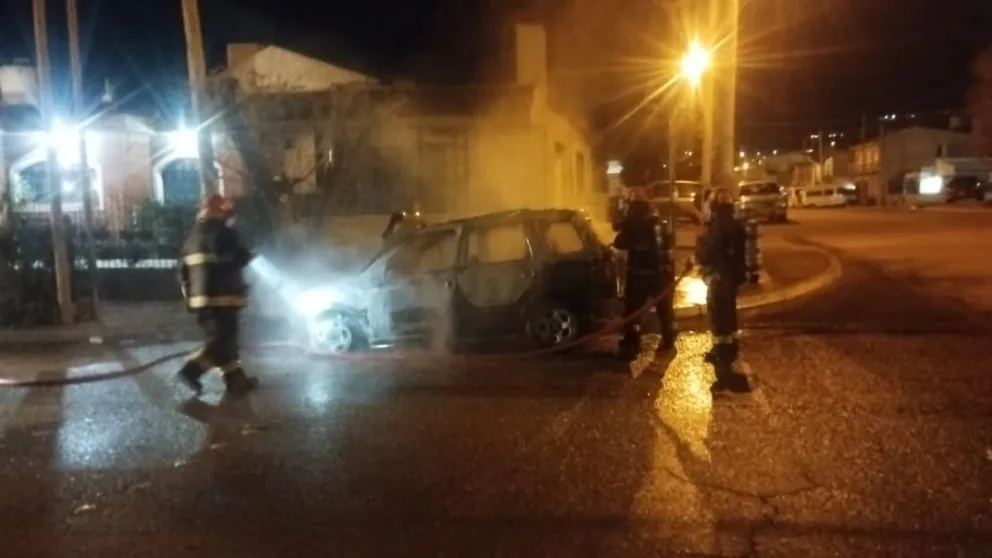 Incendio de un vehículo en el barrio Quirno Costa