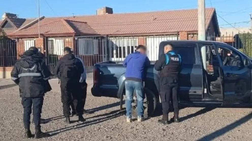 Secuestran una camioneta con pedido activo desde Santa Cruz