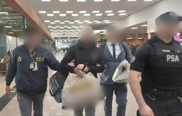 PFA extraditó a dos prófugos buscados por narcotráfico y violencia de género