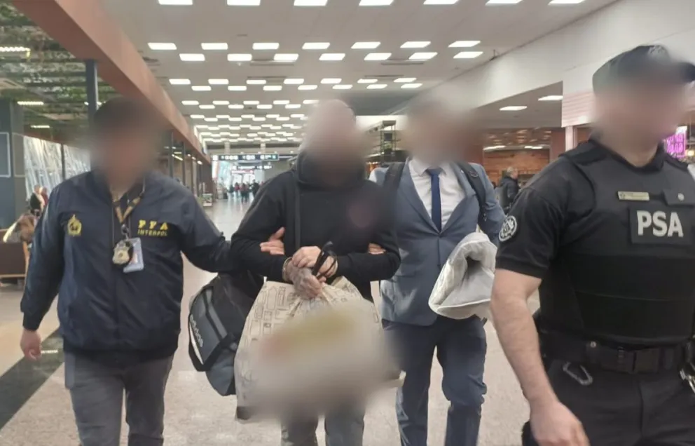 PFA extraditó a dos prófugos buscados por narcotráfico y violencia de género