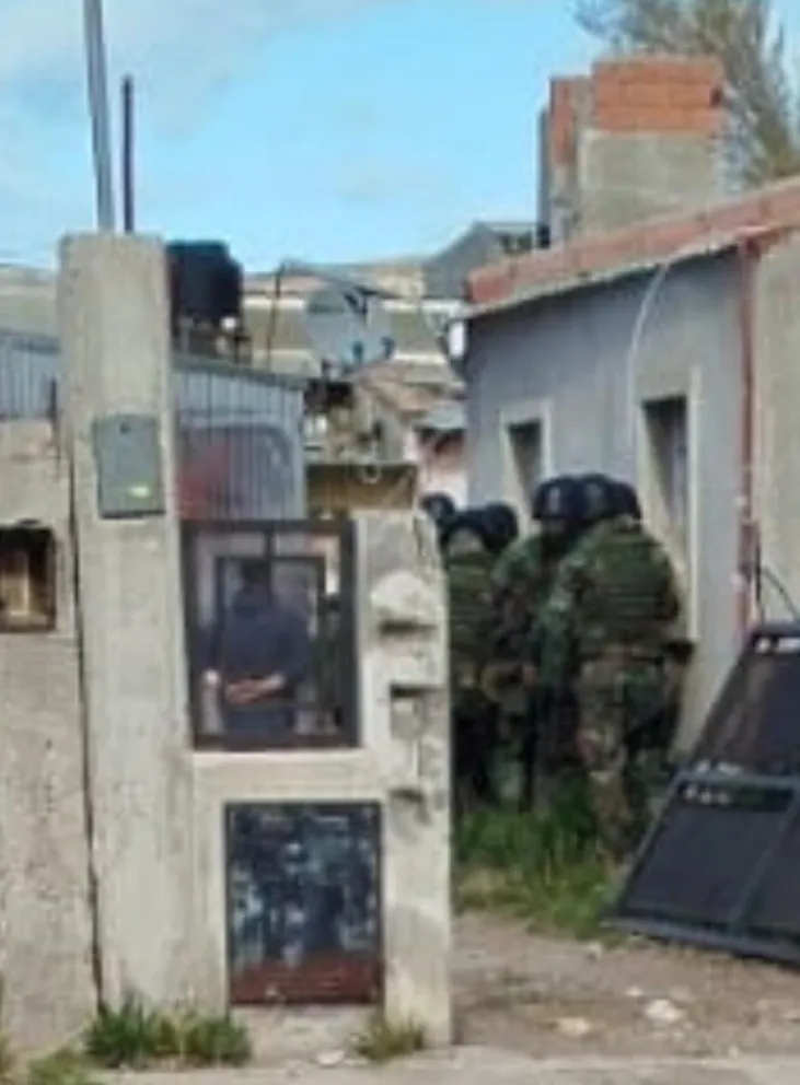 Un hombre se atrincheró con un cuchillo frente a sus tres hijos en Ciudadela