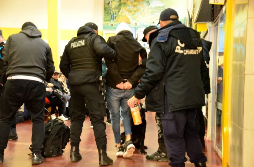 Detienen a un joven con 23 bochitas de marihuana en La Terminal