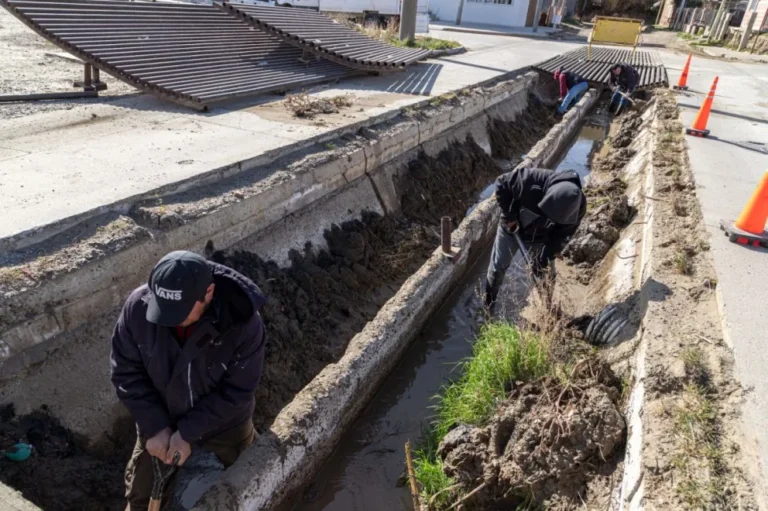 Reacondicionan el canal pluvial del barrio Laprida