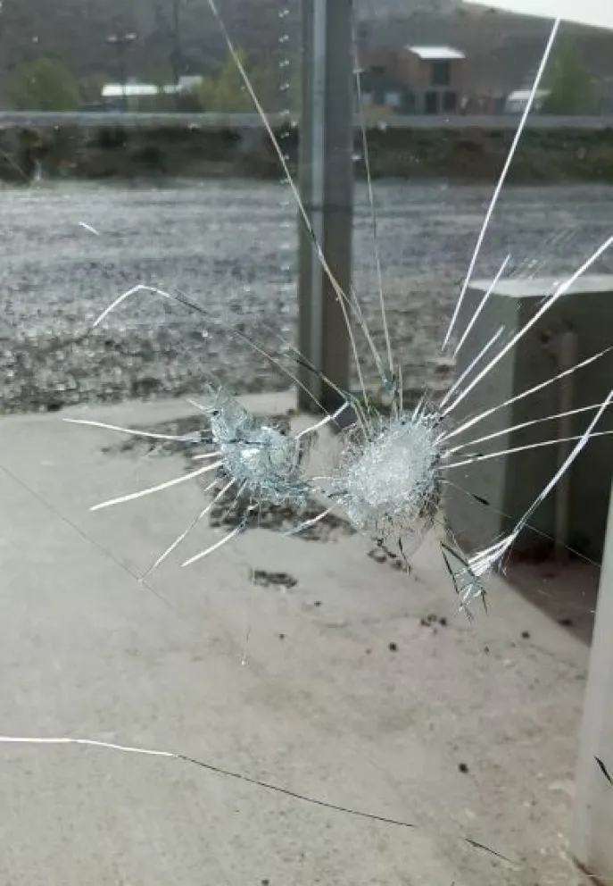 Tras el derrape y choque en Km 14, así quedaron las vidrieras de los comercios