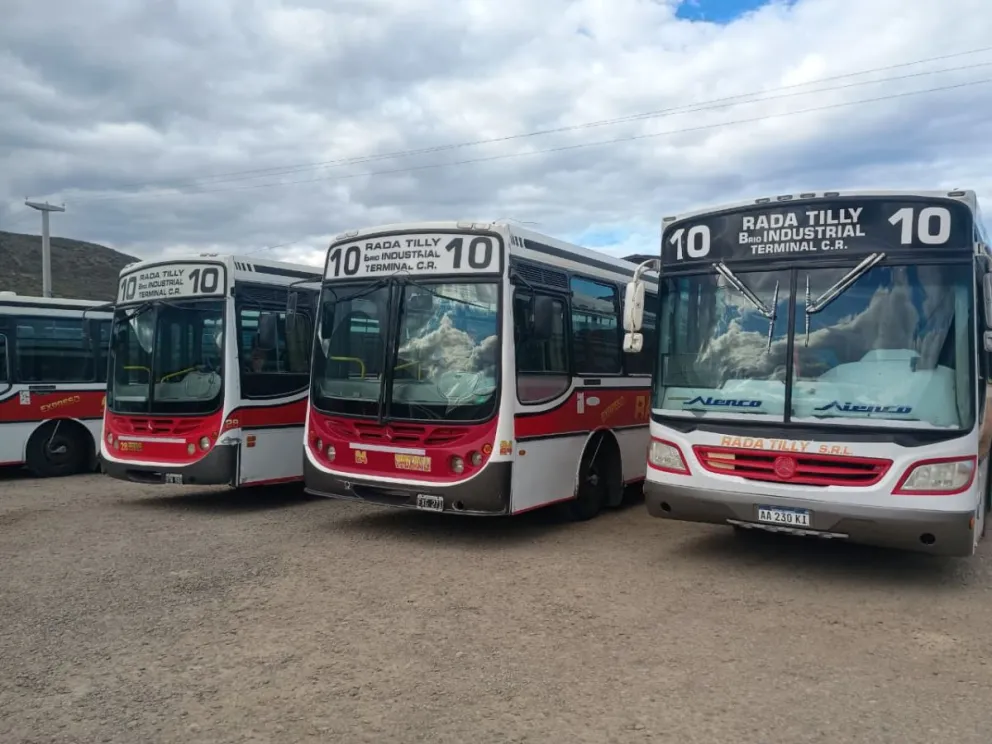 Colectiveros de Expreso Rada Tilly retienen servicios por falta de pago