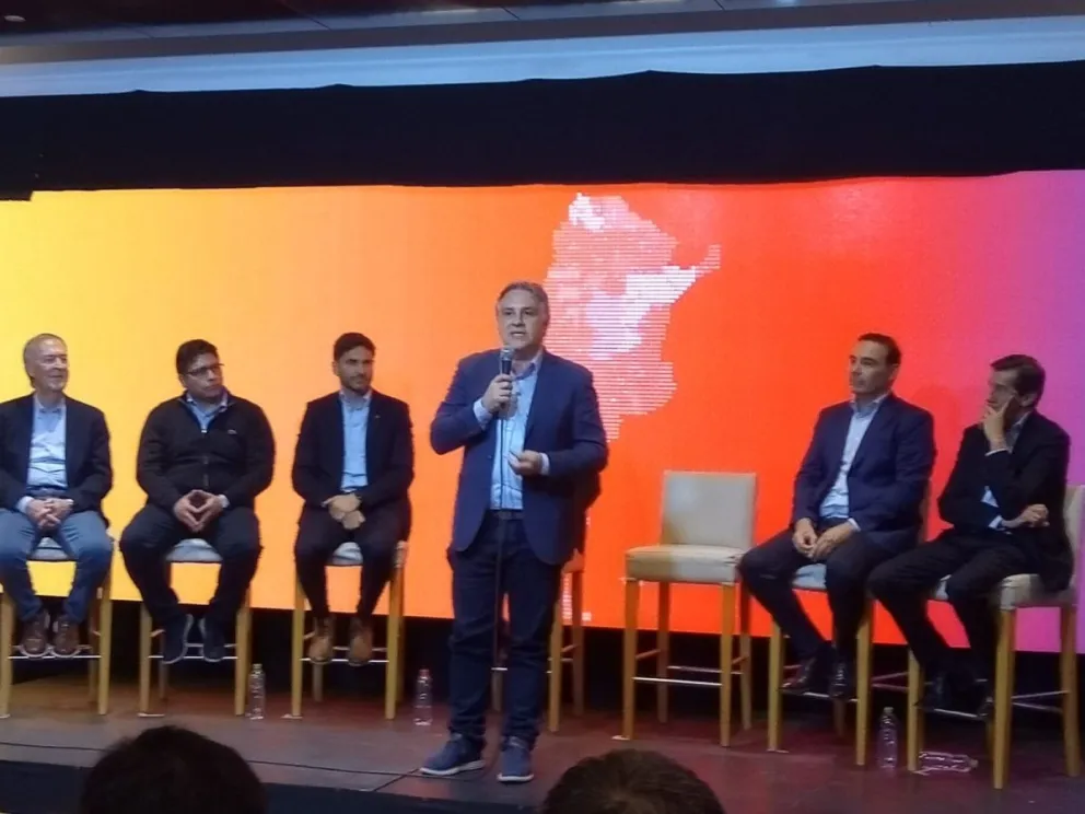 Llaryora en Puerto Madryn: “En 2027 vamos a poner un Presidente federal”