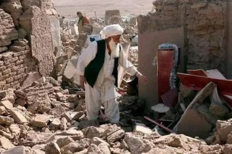 Devastador terremoto en Afganistán: más de 800 muertos y miles de heridos