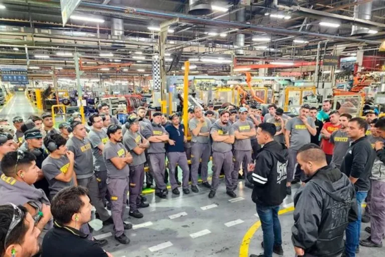 Pirelli reducirá personal en su planta de Merlo por la caída de ventas