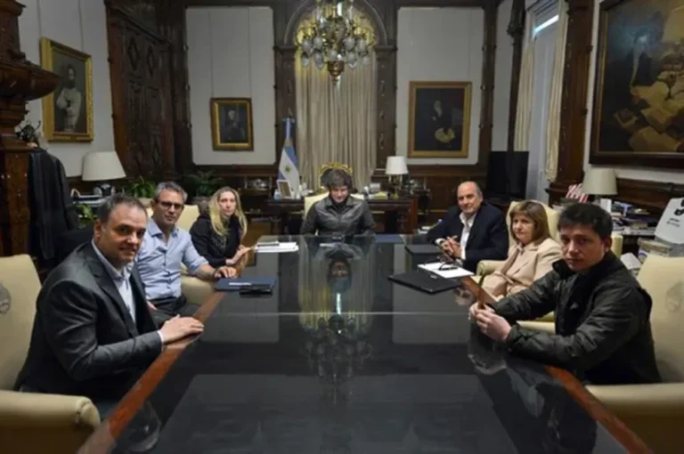 Milei se reúne con su equipo y prepara la cadena nacional para el Presupuesto 2026