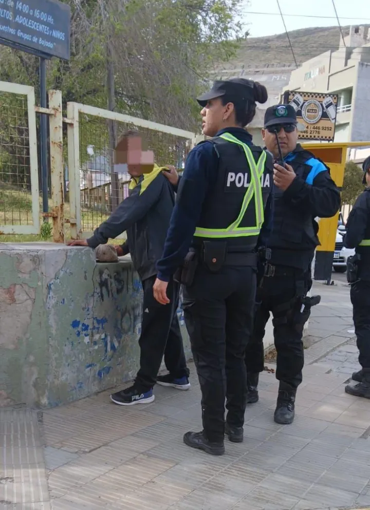 Detienen a un hombre que rompía vidrios de autos en el Centro