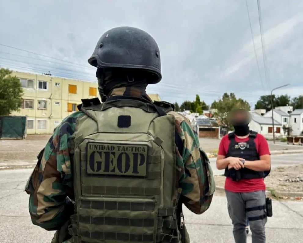 Otro escándalo policial en Comodoro: acusan de abuso sexual al jefe del GEOP y la Policía Federal le allanó la casa