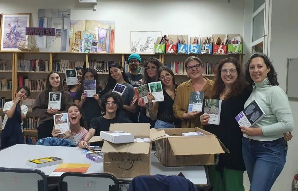 Fortalecen la memoria teatral con entrega de libros en escuelas de arte de Trelew y Esquel