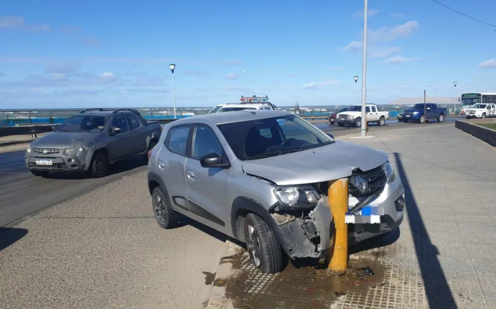 Un vehículo se estrelló contra una defensa en la avenida Ducos