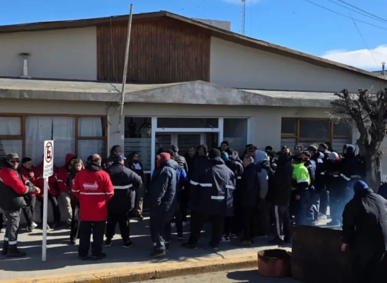 Por la falta de descargas, gremios portuarios se manifestaron frente al municipio de Puerto Deseado