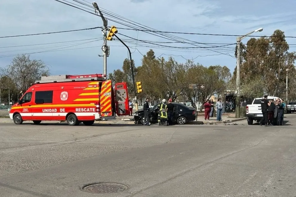 Choque en Trelew dejó a una persona atrapada dentro de un vehículo