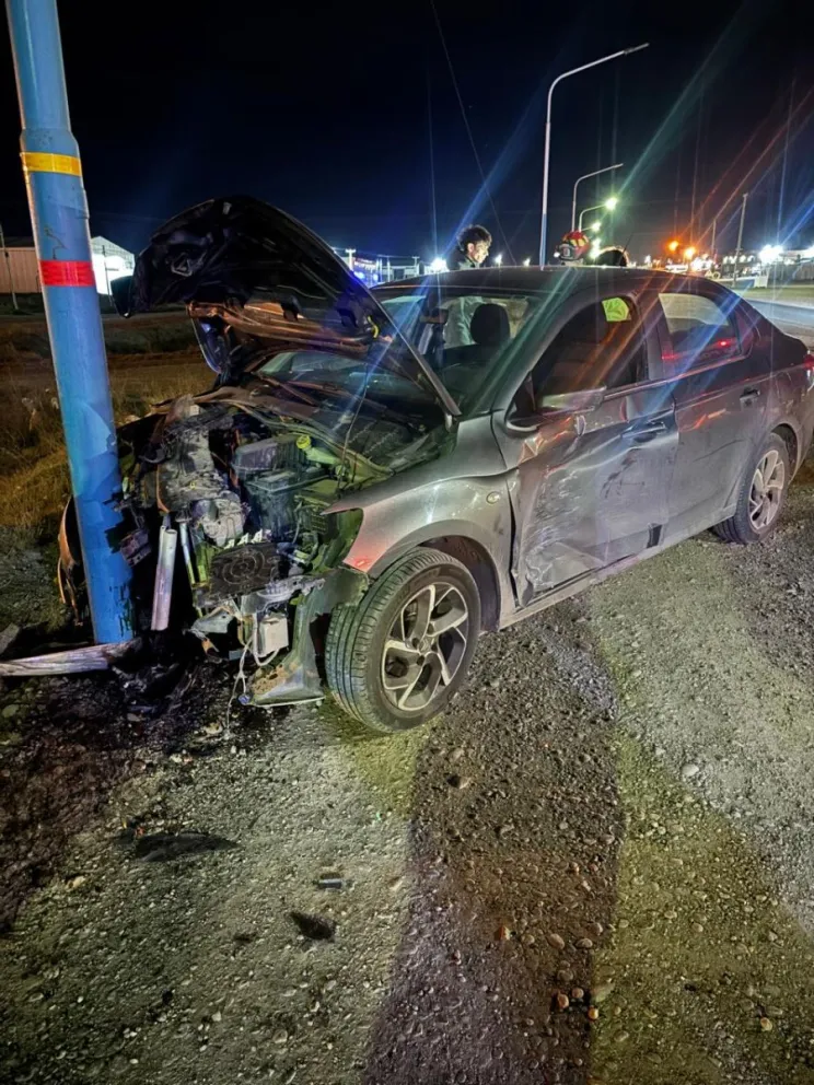 Perdió el control para esquivar a otro auto y terminó contra un poste