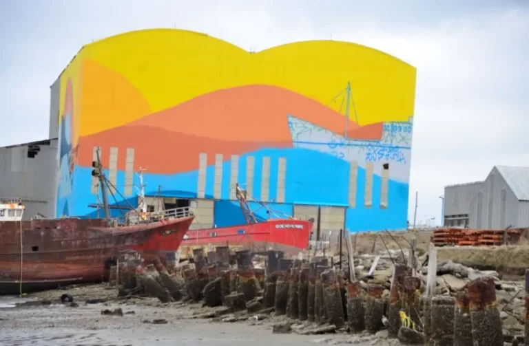 Pintan un gran mural en el astillero de Comodoro Rivadavia
