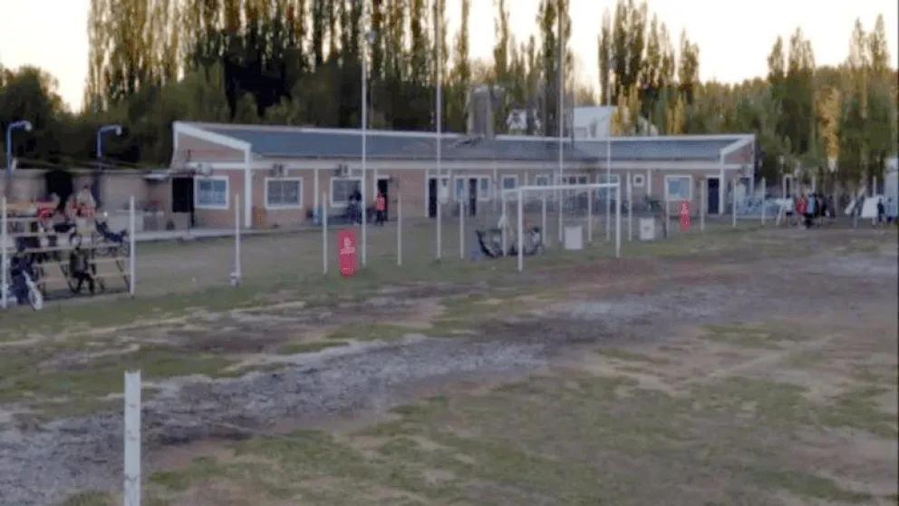 Tragedia en Cipolletti: un nene de 11 años murió al caerle un arco de fútbol