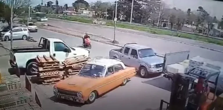 La chocó con la puerta de su camioneta y murió atropellada por un colectivo