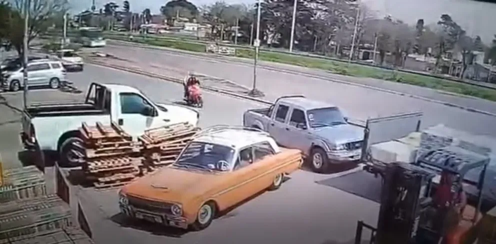 La chocó con la puerta de su camioneta y murió atropellada por un colectivo